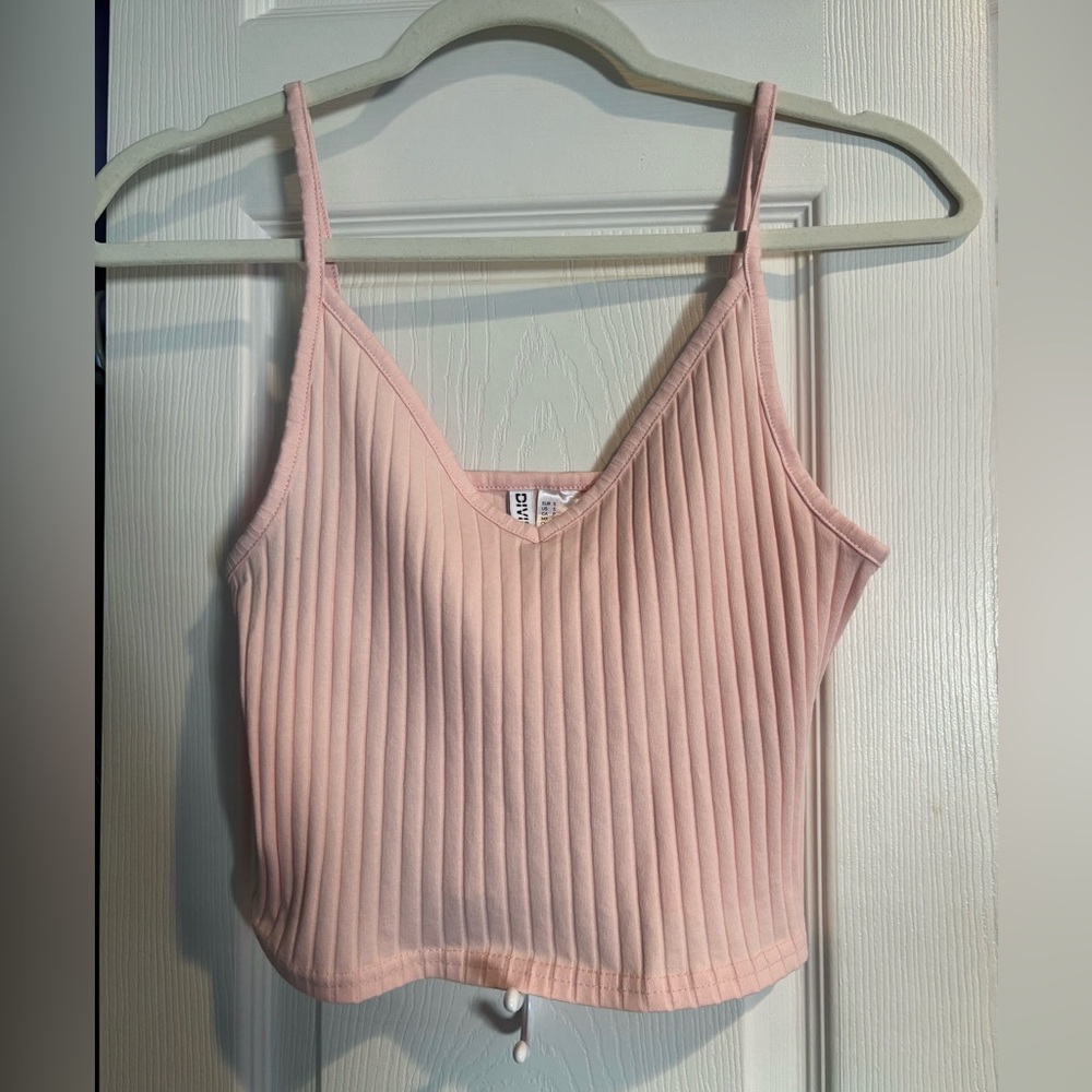 Light pink v-neck cropped tank top